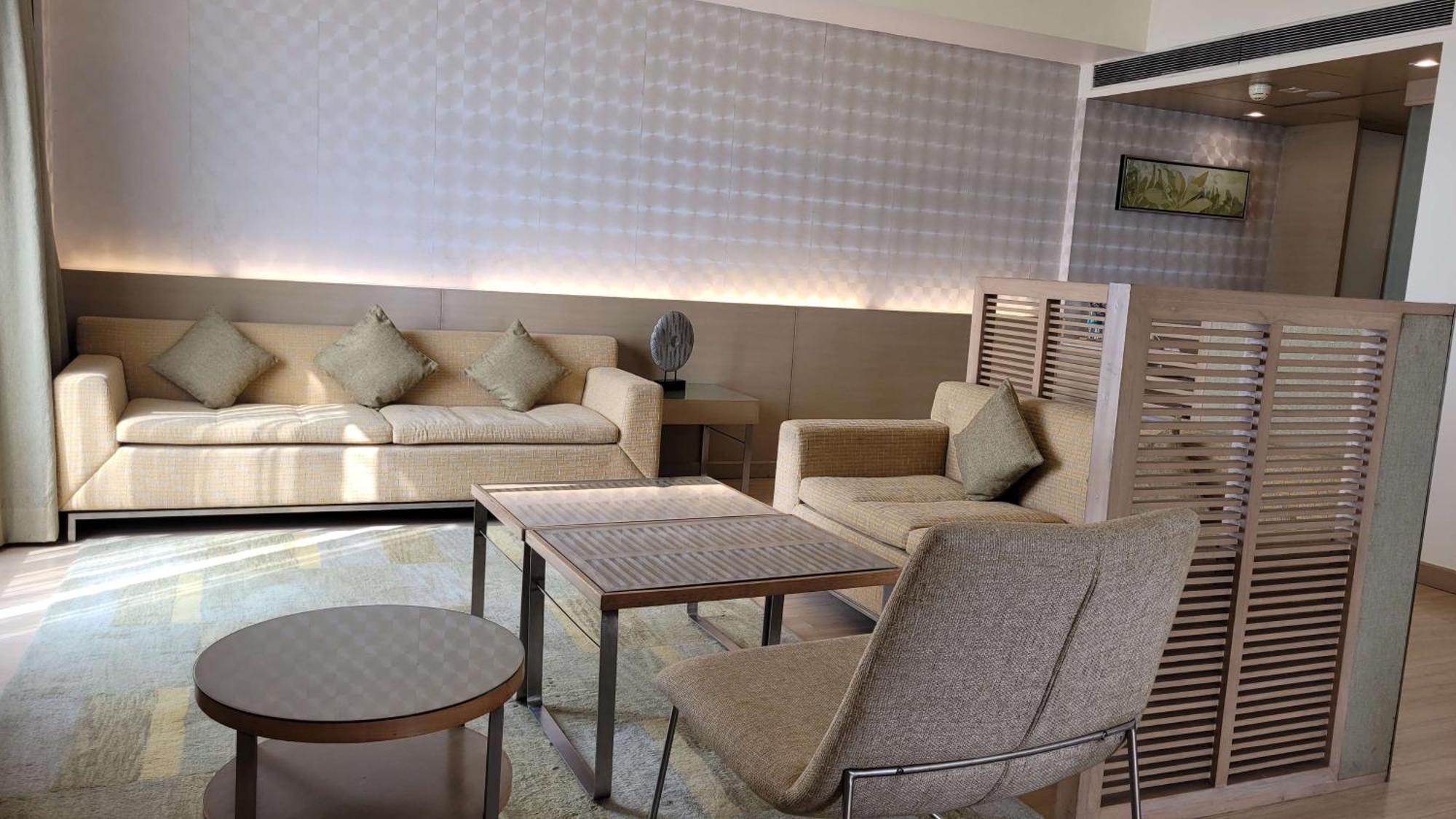Radisson Blu Hotel, Greater Noida Eksteriør bilde The interior of the lounge