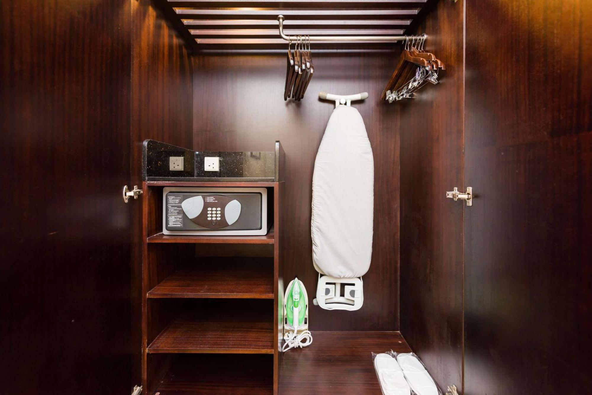 Radisson Blu Hotel, Greater Noida Eksteriør bilde A hotel room wardrobe with a safe