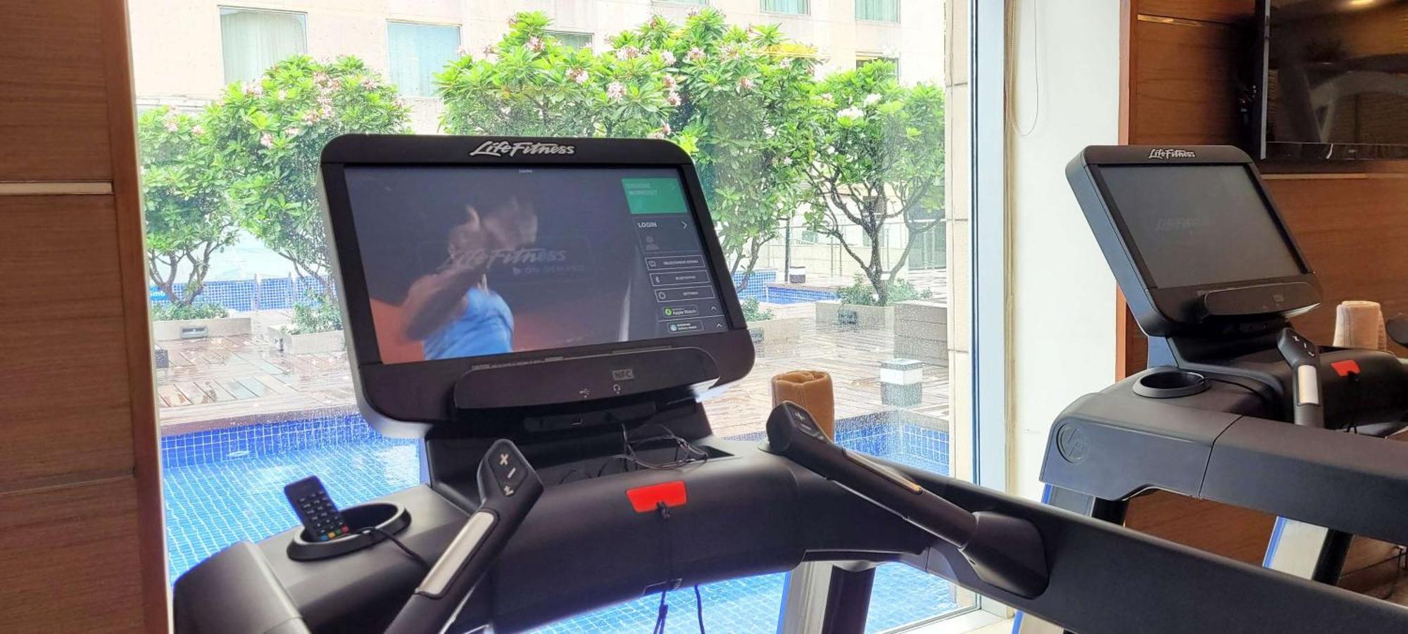 Radisson Blu Hotel, Greater Noida Eksteriør bilde A treadmill with a screen