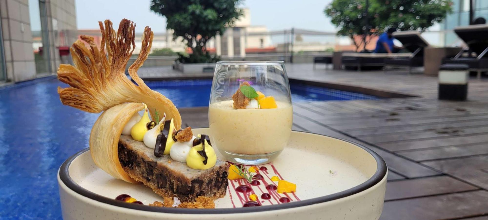 Radisson Blu Hotel, Greater Noida Eksteriør bilde A dessert at the restaurant