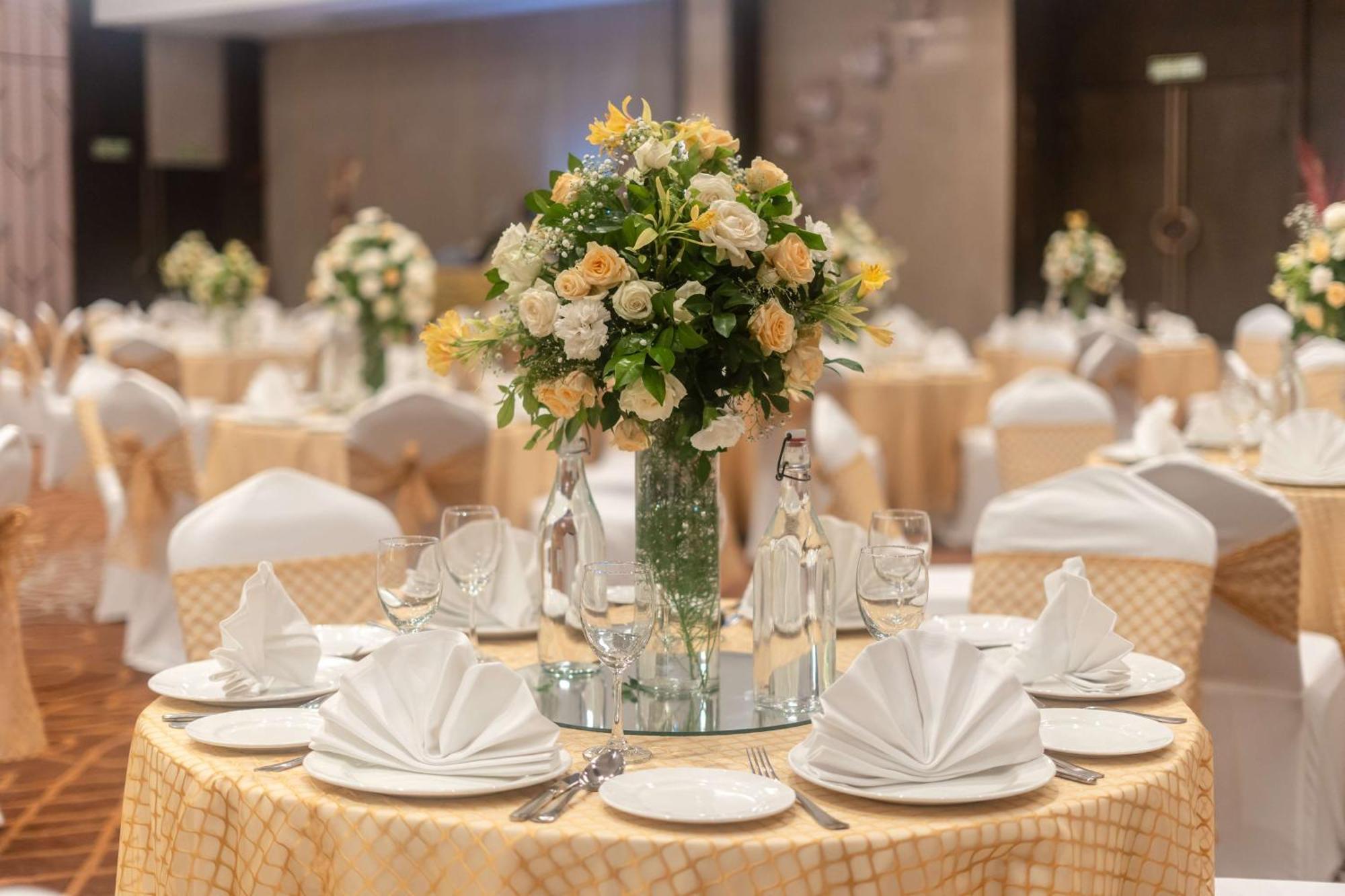 Radisson Blu Hotel, Greater Noida Eksteriør bilde A table set for a formal dinner