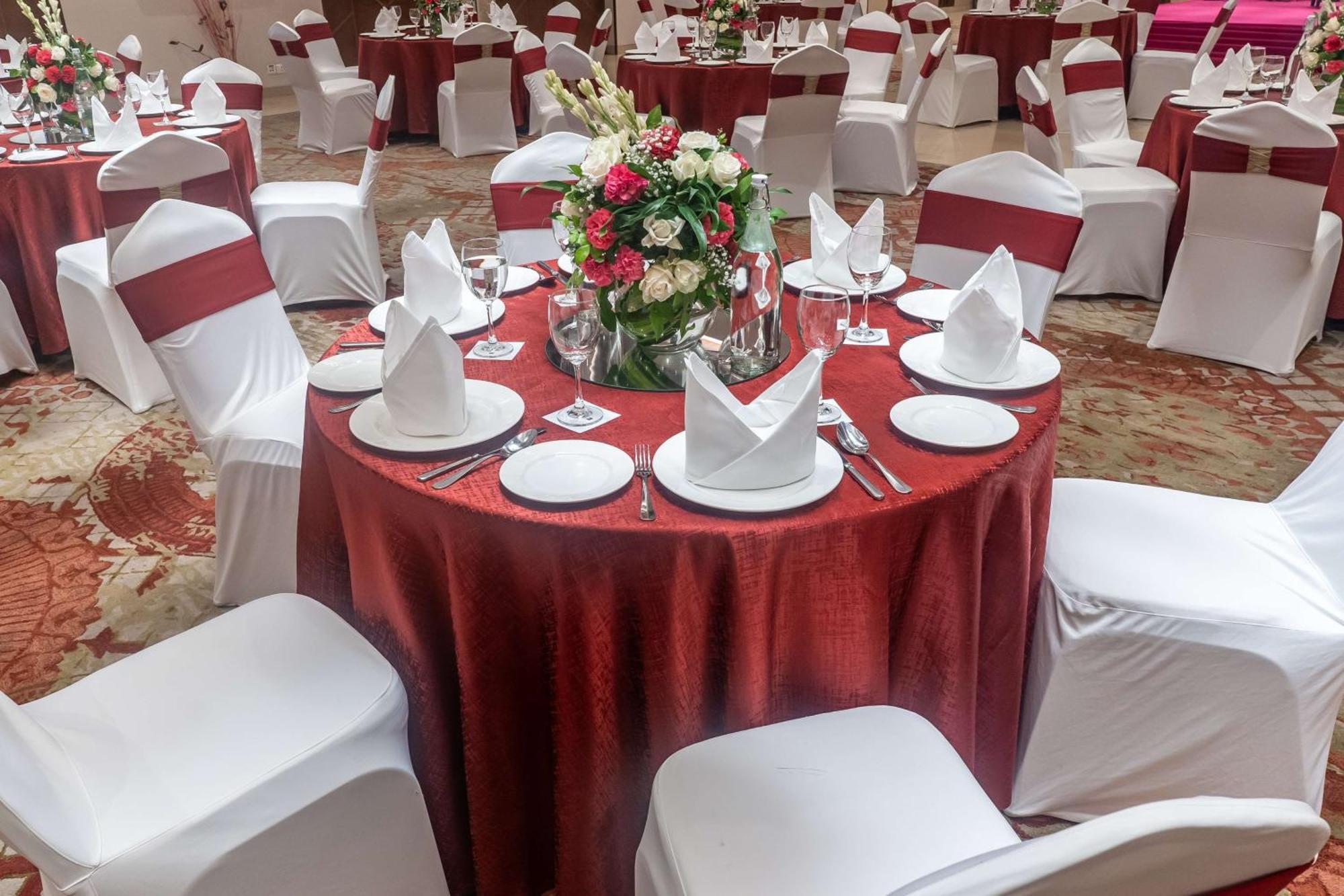 Radisson Blu Hotel, Greater Noida Eksteriør bilde A table set for a formal dinner