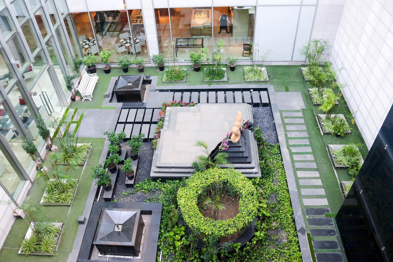 Radisson Blu Hotel, Greater Noida Eksteriør bilde The courtyard of the hotel