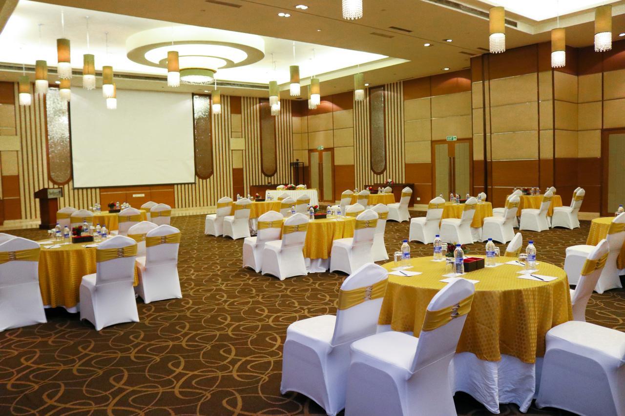 Radisson Blu Hotel, Greater Noida Eksteriør bilde A typical conference room