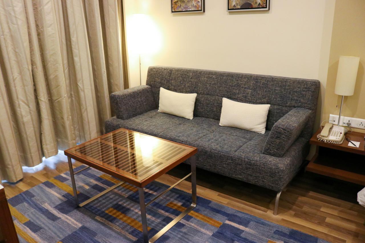 Radisson Blu Hotel, Greater Noida Eksteriør bilde A sofa