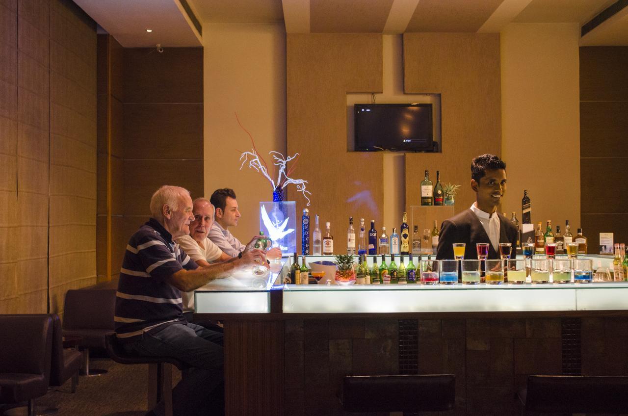 Radisson Blu Hotel, Greater Noida Eksteriør bilde A bar in a hotel