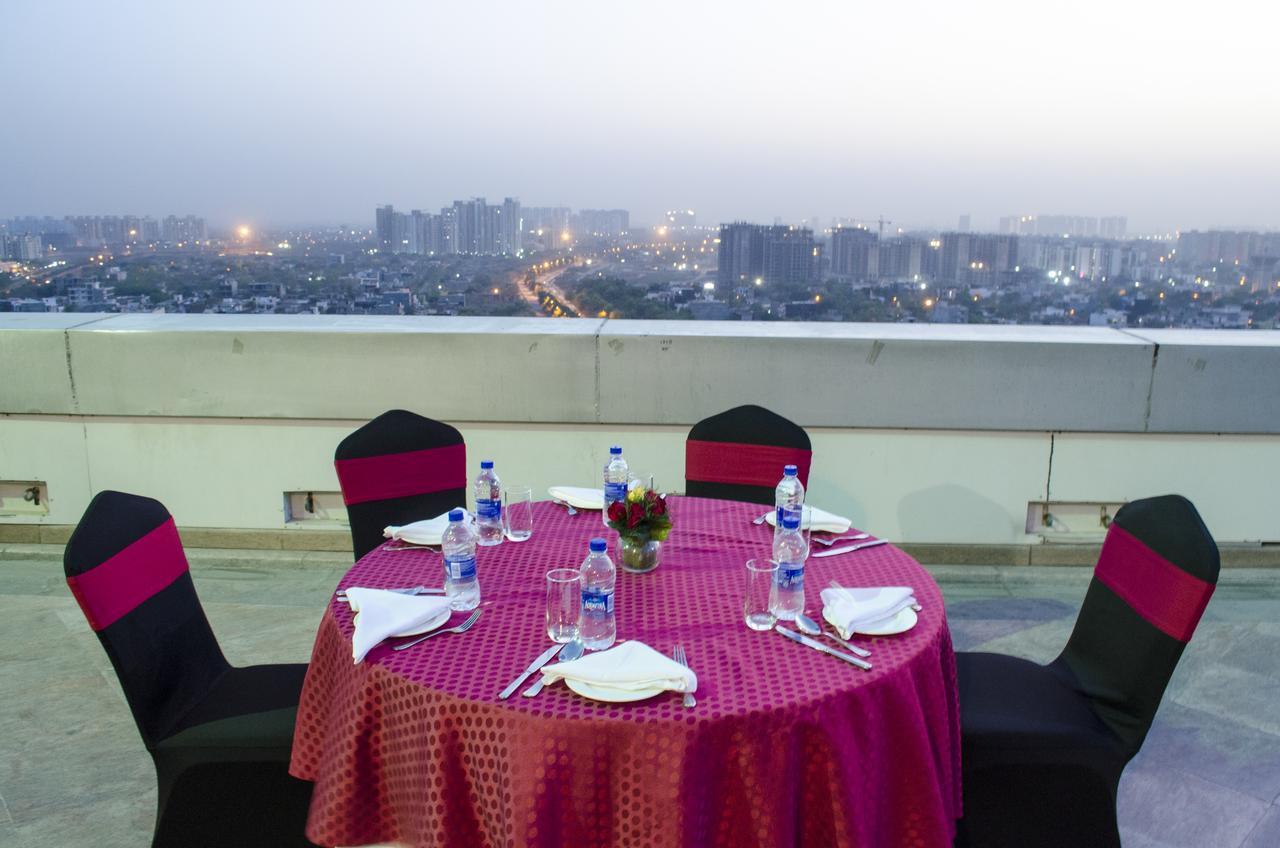 Radisson Blu Hotel, Greater Noida Eksteriør bilde Skyline view from the hotel