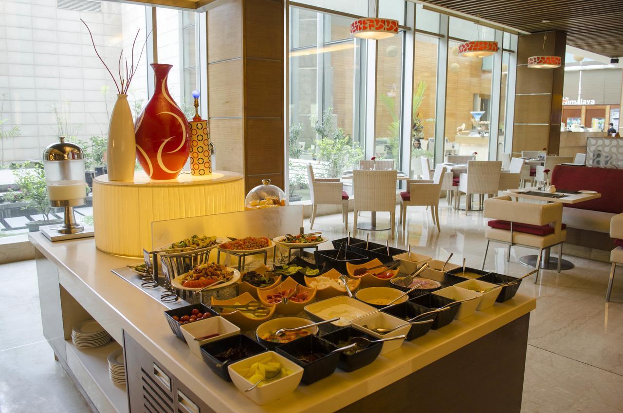 Radisson Blu Hotel, Greater Noida Eksteriør bilde A buffet at a hotel