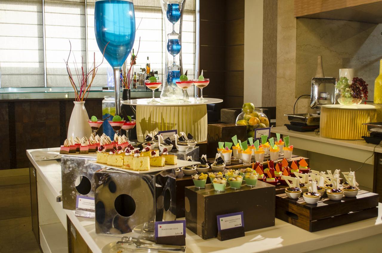 Radisson Blu Hotel, Greater Noida Eksteriør bilde A dessert buffet